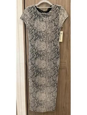 NWT No Boundaries Womens Short Sleeve Round Neck Long Dress Size S(4-6)